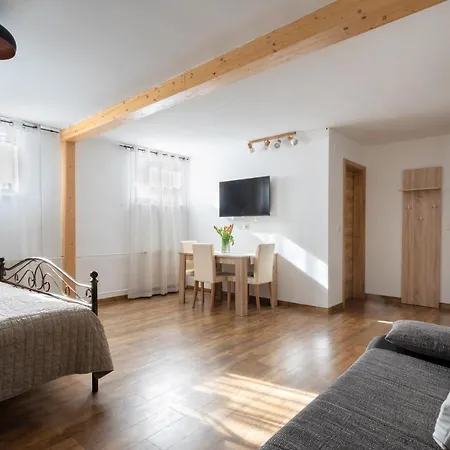 Holiday Lake Apartment *