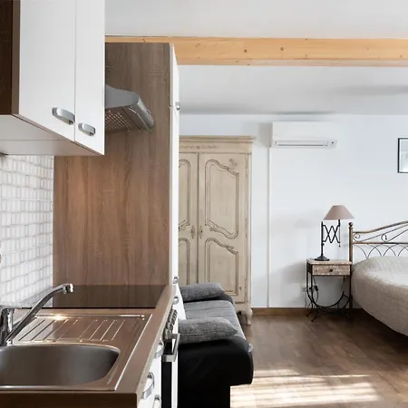 Holiday Lake Apartment *