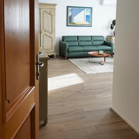 Holiday Lake Apartment *